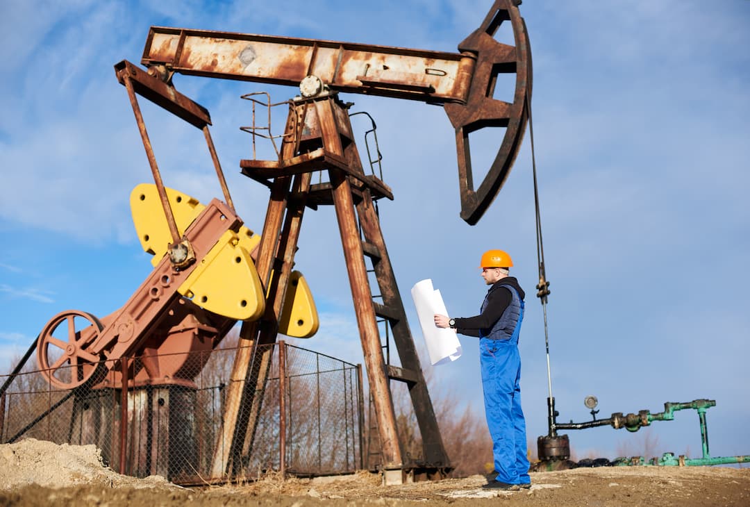 Oil barrels and drilling rigs